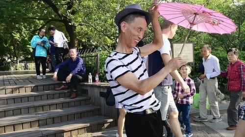 男生妖娆跳舞的表情包,男生表情包中的独特风采